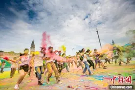 湖南万名高考生“彩虹跑”庆祝毕业图片