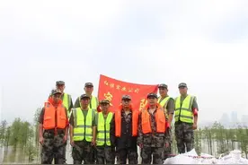 武汉：武金堤上有一支“老年突击队”，平均年龄在60岁以上图片