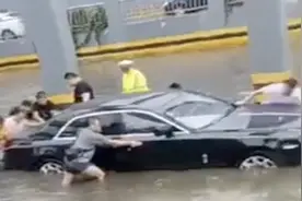 突降暴雨！劳斯莱斯积水中“趴窝”多位市民出手了……图片
