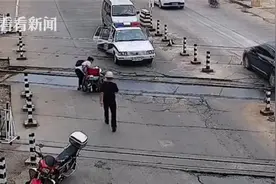 轮椅老人摔倒铁轨中间 瞬间他们纷纷围了上来……图片