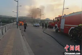 山西寿阳一烧烤车桥上起火 消防员紧急转移喷火液化气罐图片