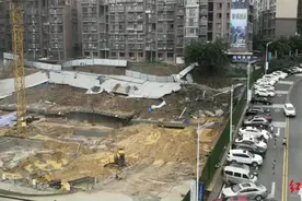 南部县一小区道路断裂垮塌追踪｜相邻在建楼盘挡土墙倾斜所致，正制订排危方案图片