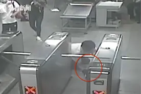 小奶猫“逃票”进了地铁站 暖心驱离被抓伤他却说：值得图片