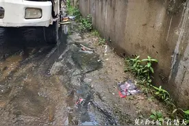 雨后小区路面出现一片污泥，社区居委会表示即将改造图片
