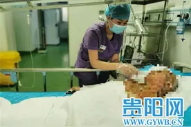 因酒精炉做饭操作不当 黔南州一男子被喷出的火苗烧伤图片