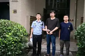 他拍摄贩卖大尺度照片被刑拘，为何被捧为"真男人"？图片