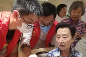 打开手机镜头，让养老服务更有温度图片