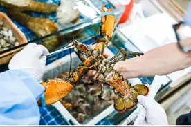 钟爱醉虾醉蟹，竟然惹“虫”上身成肺炎图片