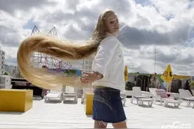 乌克兰女子一头长发超两米 破全国纪录图片