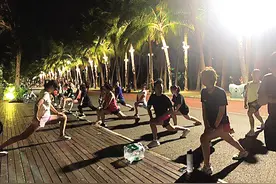 海南：椰子树下，夏日夜跑火起来图片