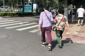 时髦研究所｜印花衬衫才不是“大哥的女人”专属，你穿也很美图片