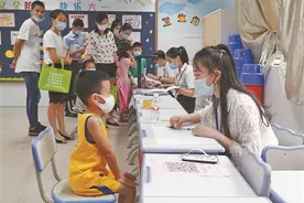 南宁市小学初中新生昨起报名：提醒家长要带报名材料原件和复印件图片