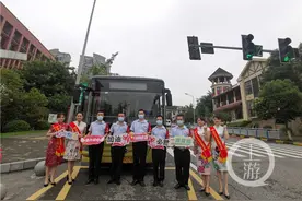 公交志愿者穿上旗袍送考 祝考生们旗开得胜图片
