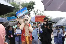 友爱！推荐生扮人偶为同学加油图片