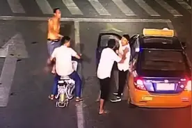 醉汉骑摩托S型乱晃，后方出租车鸣笛发生厮打视频封面