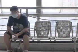 伤者两次开颅仍未醒！开共享汽车练手撞了人 大学生痛哭:无能为力视频封面