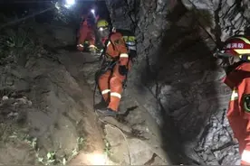 云南昆明一景区河水暴涨致22名驴友被困 消防连夜救援图片