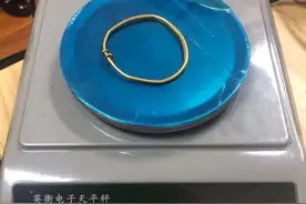 气愤！竟对2岁女孩下手！杭州一农贸市场内，这俩人的行为太可恶……图片