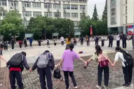 浙江宁波：校园感人一幕 学生围成大圈集体向老师鞠躬图片