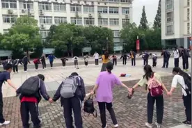 浙江宁波：校园感人一幕 学生围成大圈集体向老师鞠躬图片