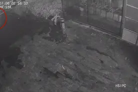 污水横流！男子深夜在网红餐厅门前泼粪 只因吃饭取号发生口角图片