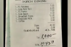疫情之下，美国一餐厅员工收到常客1000美元小费后感动流泪图片
