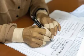 忙碌的张桂梅校长图片