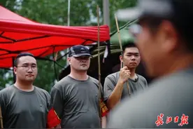 武汉小伙高考完就上防汛大堤！他说：这是我的成人礼…图片