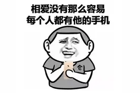 广东一女子手机充电时突然冒烟，直接烧焦了！这些预兆要注意图片