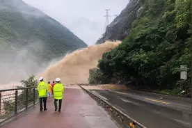 紧急抢修中！突发山洪、山体坍塌致212国道贵州仁怀段道路中断图片