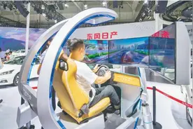 在模拟驾驶舱“试驾”心仪车型图片