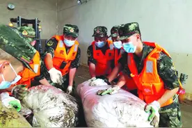安徽歙县茶企老板又哭了！这次是因为武警官兵图片