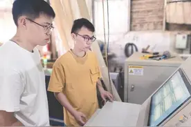 “巧手”机器人慧眼选竹条图片