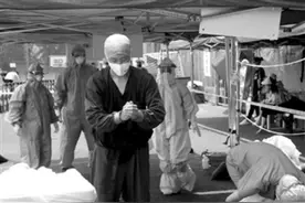 一边是防护服一边是滚滚热浪 高温劳动保护亟待加码图片