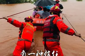 泪目！来自抗洪前线的10个暖心瞬间图片