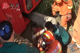 道县：3人骑电动车撞上运沙货车 消防人员成功救援图片