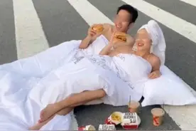 一对男女裹着床单躺在斑马线上拍婚纱照，用生命追求浪漫？图片
