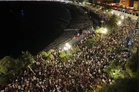 法国5000人毫无防护街头蹦迪 网友：疯了吗图片