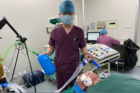 96岁老太脸上长了鸭梨大的肿块，皮肤癌高发于中老年人，要当心和老年斑或色素痣混淆图片