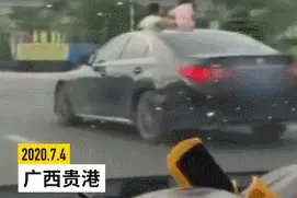 看得心惊肉跳！让孩子坐车顶兜风？处罚结果来了图片