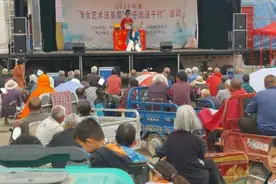 河南省曲剧团送戏下乡活动在朱仙镇徐砦村启动图片