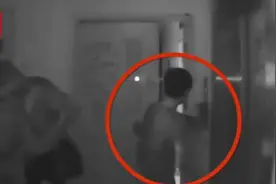 女子用脚按电梯引热议！网友：垫个纸巾按不行吗？图片