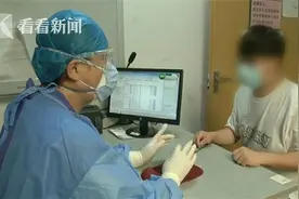 听信偏方，小伙耳朵里塞大蒜止痒！差点聋了……图片