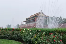 北京：天安门喷泉送凉意图片