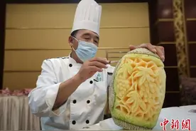 “哈密瓜”雕成艺术品 厨王“亮”绝招图片