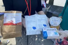 美媒：美华人社团侨领伸援手 助留学生解决生活就医等困难图片