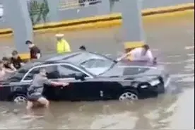 劳斯莱斯暴雨被淹，修理费要几十万！车主：没事，我还有8辆图片