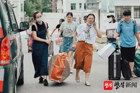 爱心毕业“寄”：教师客串“快递员 ”图片