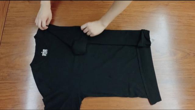 衣橱里全是短袖t桖~今天,小嘉就教大家3种美观易学的短袖t恤叠法吧!