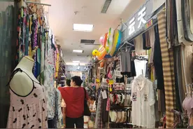 夏日戏水热 游泳装备销售火图片